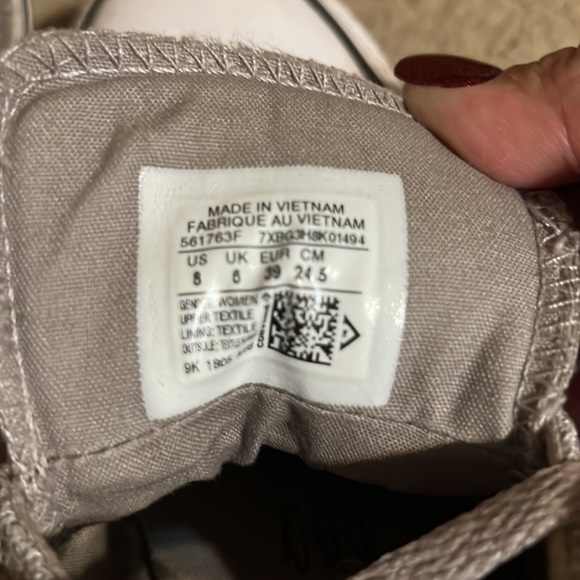 Nice HTF SIZE! Size 8 Womanโs Converse Tie Shoes. Grey Material! Very Nice! - Picture 5 of 5